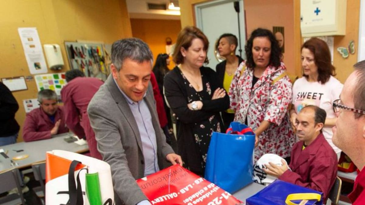 Ferreiro visita el centro ocupacional de la Fundación Adcor