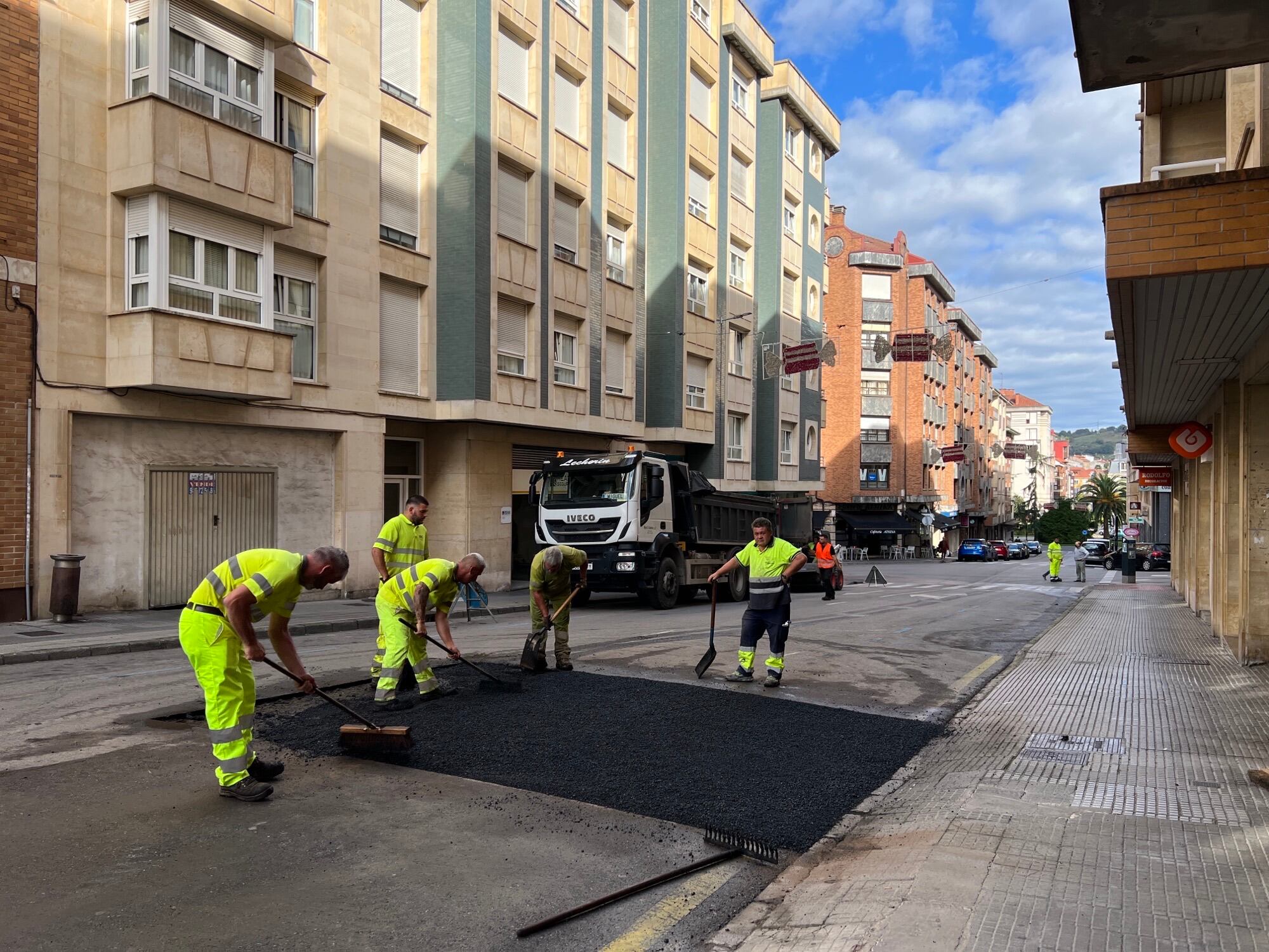 Obras de asfaltado en la Plaza de Manuel Llaneza de Pola de Siero