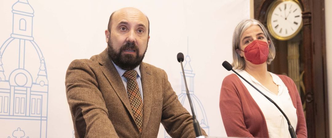 José Manuel Lage (PSOE) y María García (Marea Atlántica) en rueda de prensa 