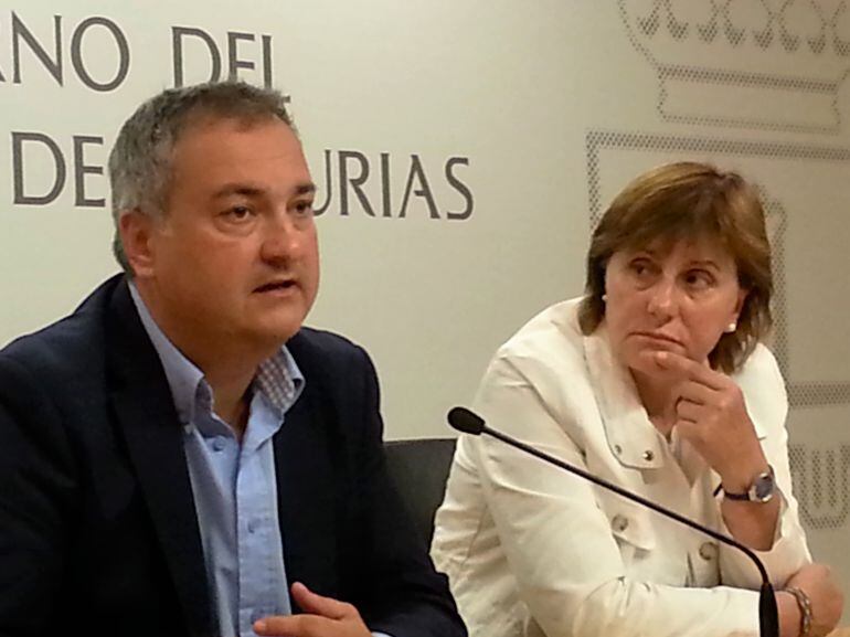 El director general de Vivienda, Fermín Bravo, y la consejera de Derechos y Servicios Sociales, Pilar Varela, presentan la Memoria de VIPASA 2015.