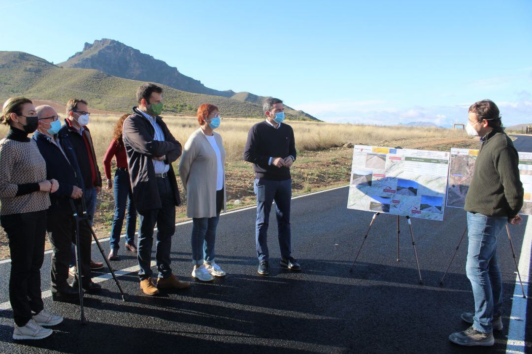 Durante la visita en la pista de Colonización