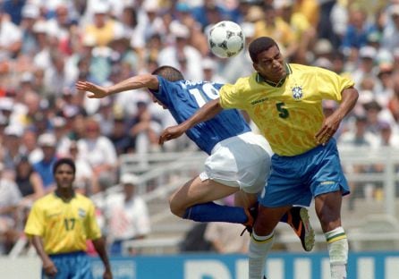 El centrocampista brasileño Mauro Silva en un duelo de cabeza con el delantero italiano Daniele Massaro en el Mundial de 1994.