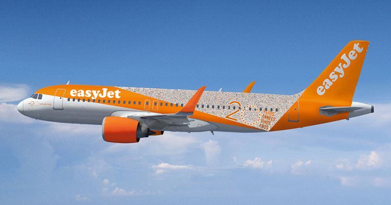 Avión en vuelo de la compañía easyJet