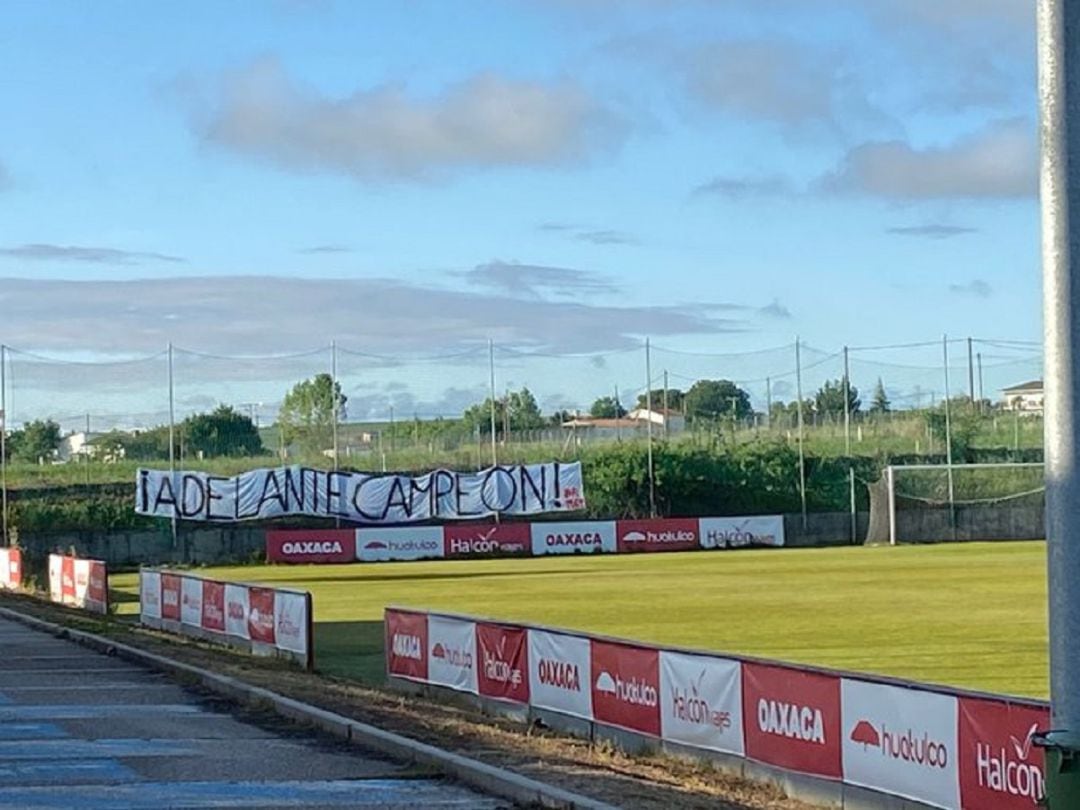 Pancarta de apoyo situada en los Anexos del Ruta