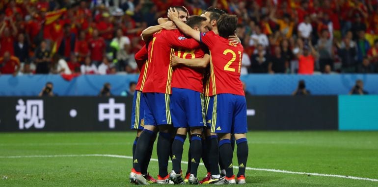 Los jugadores de la Selección celebran el segundo tanto de Álvaro Morata.