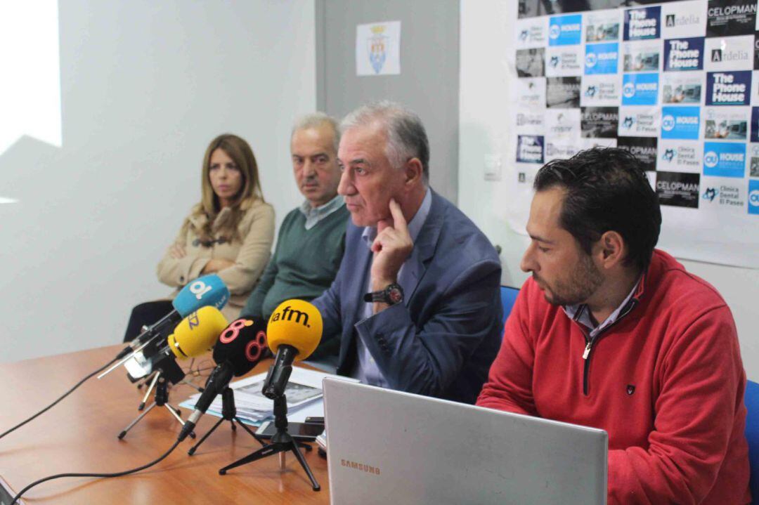 Directivos durante la última rueda de prensa en el Antonio Barbadillo