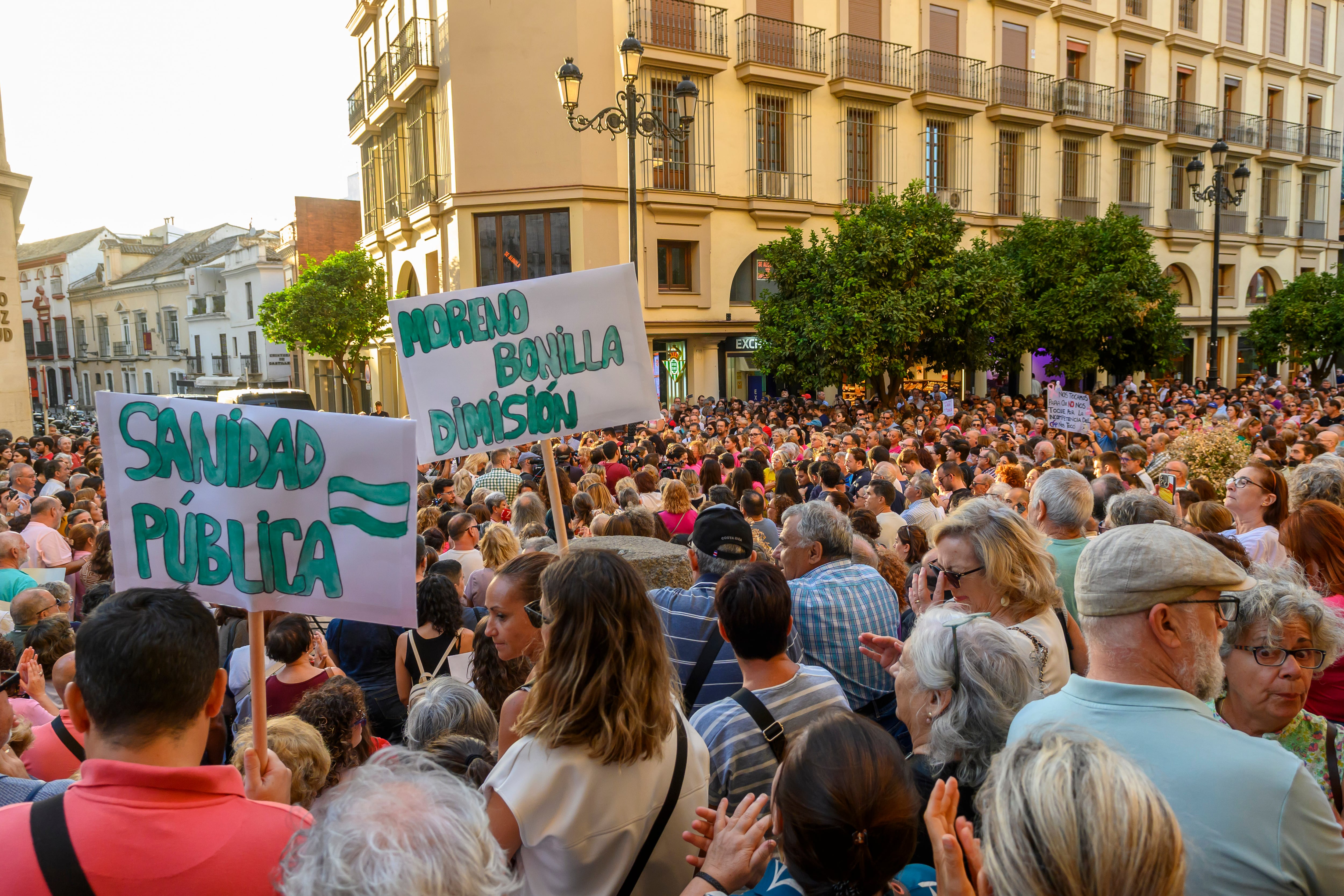 Manifestación el pasado 8 de octubre ante la sede principal del Servicio Andaluz de Salud (SAS) en Sevilla, donde han defendido que sus vidas &quot;no pueden esperar&quot;. EFE/ Raúl Caro