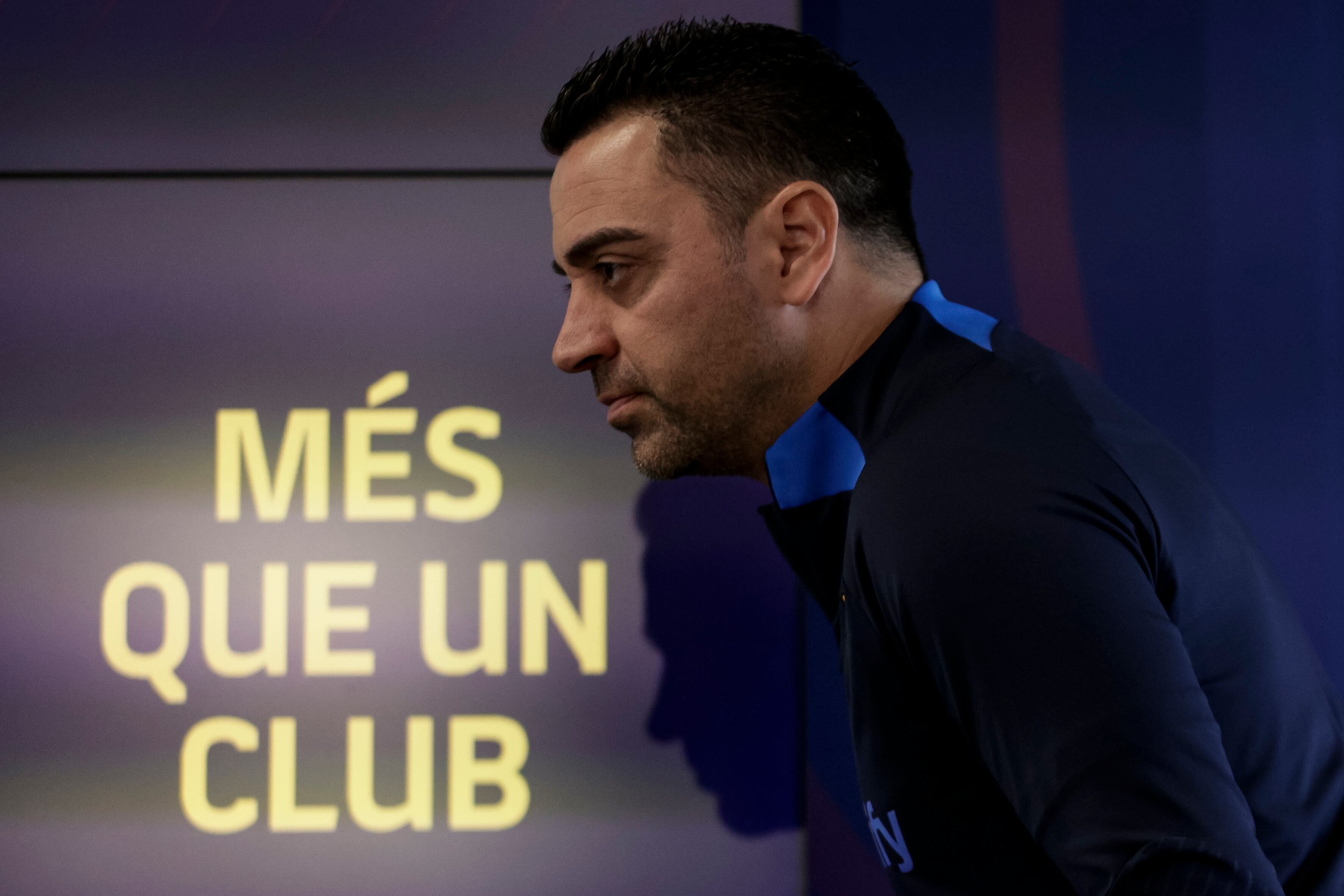 El entrenador del FC Barcelona, Xavi Hernández, se dirige a dar una rueda de prensa