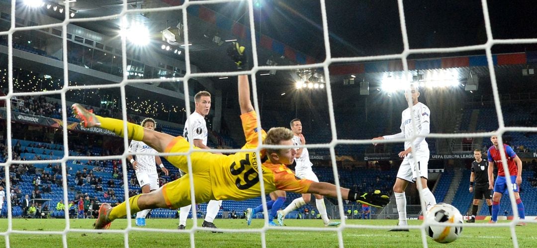 El portero ruso Matvei Safonov (FK Krasnodar) recibió cinco goles en el St Jakob-Park de Basilea como el quinto (en la imagen) que anotó Okafor.