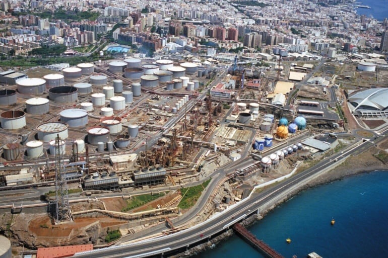 Panorámica de la refinería de Santa Cruz de Tenerife que ocupa gran parte del suelo del centro de la capital