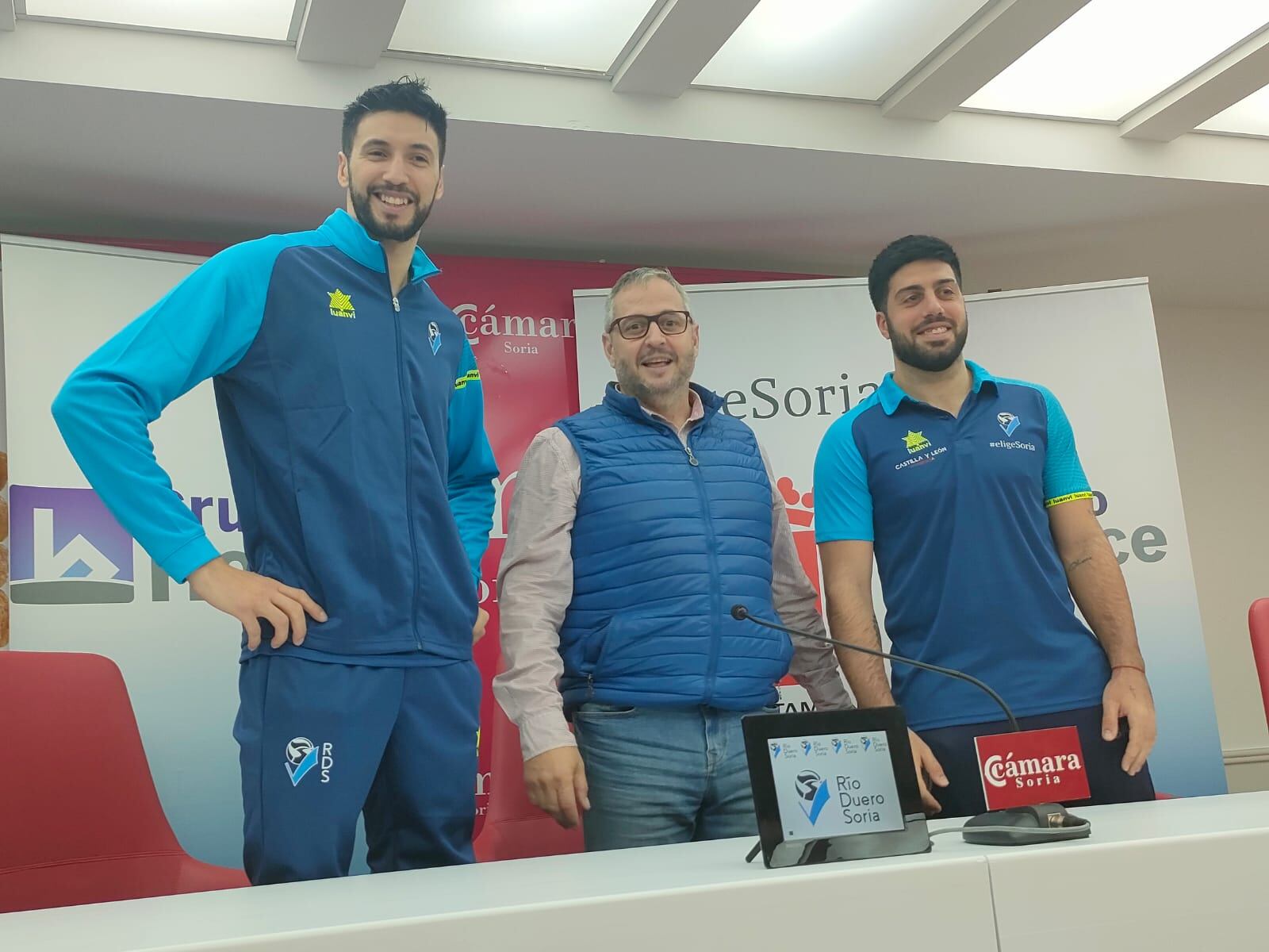 De izquierda a derecha, Fabián Flores, Alfredo Cabrerizo y Santiago Aulisi, en rueda de prensa.