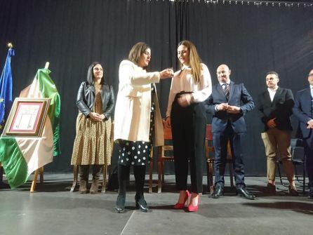 La alcaldesa, M.ª Teresa García, impone el Escudo de Oro de la Ciudad a Gema Jiménez