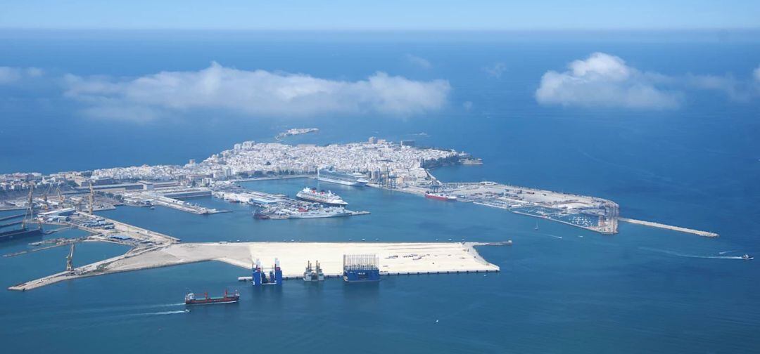 Vista del complejo portuario de Cádiz, con la nueva terminal de contenedores en primer plano