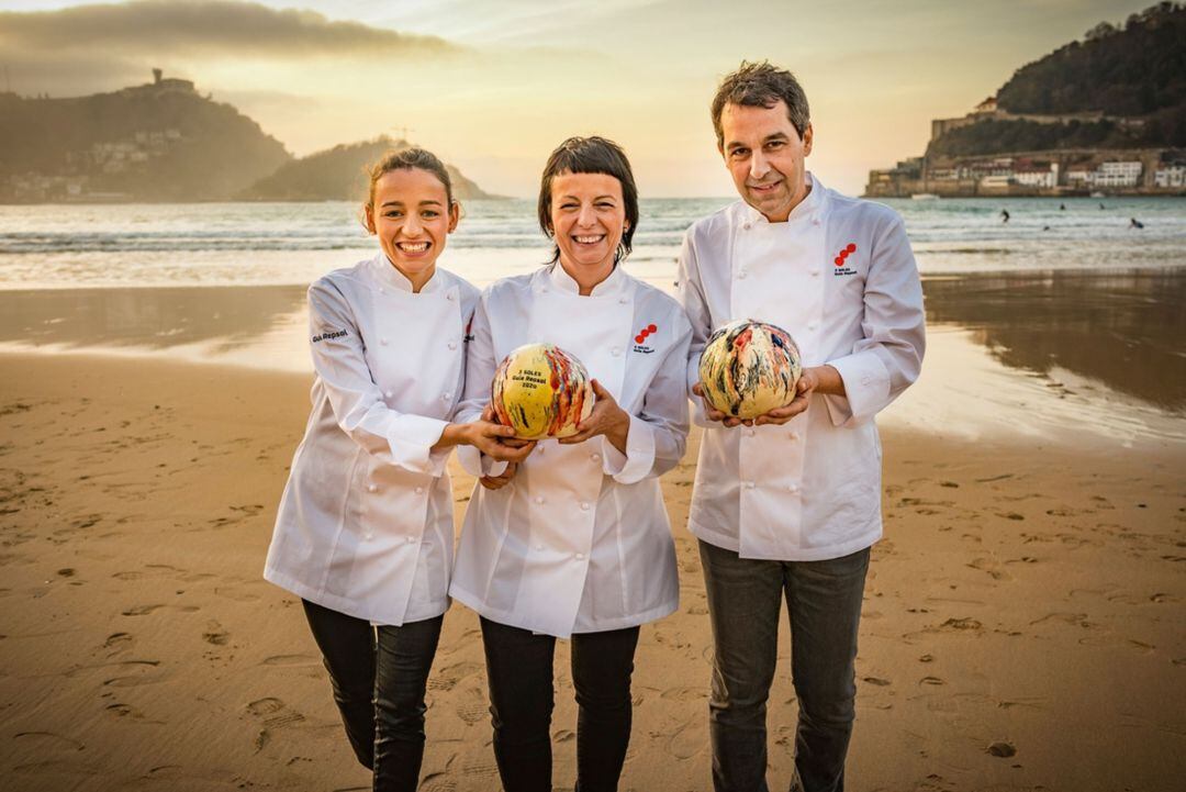 Fina Puigdevall, su hija Martina Puigvert y Javier Olleros, los trisoleados de 2020 posan en La Concha.