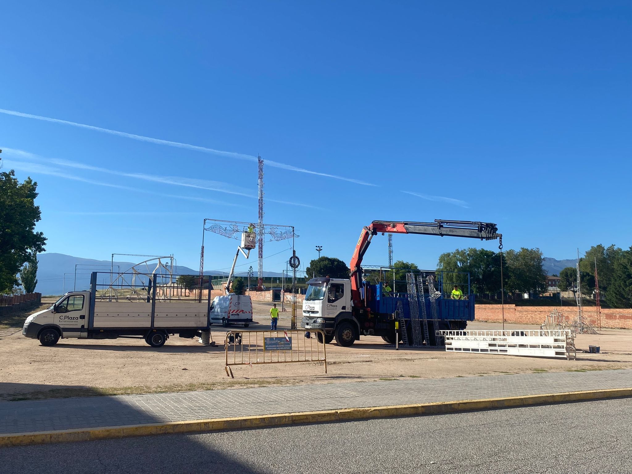 El lunes comienza la instalación de atracciones en el recinto ferial de La Albuera