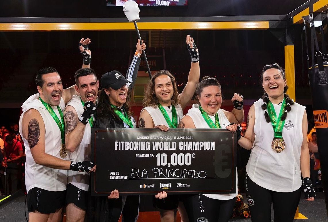 La Güestia recogiendo el título de campeones del mundo de Fitboxing tras los FWC celebrados en Madrid.