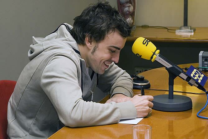 El piloto asturiano durante la entrevista de anoche en El Larguero. [Foto: Óscar Pérez]