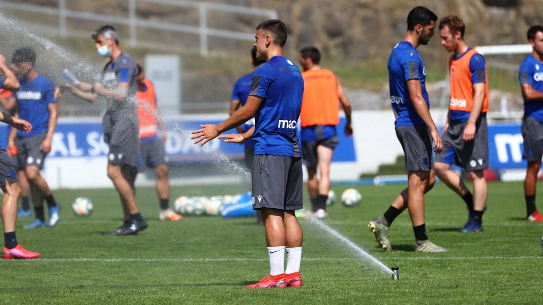 Barrenetxea, en primer término, acompañado del resto de la plantilla por primera vez en Zubieta