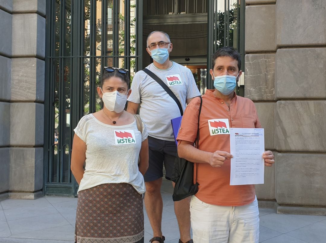 Representantes del sindicato USTEA en Granada a las puertas de la Fiscalía Superior de Andalucía donde han presentado una denuncia para que se investigue a la Consejería de Educación por mantener ratios que considera ilegales en los colegios de esta provincia ante la vuelta al cole en plena pandemia de la covid-19