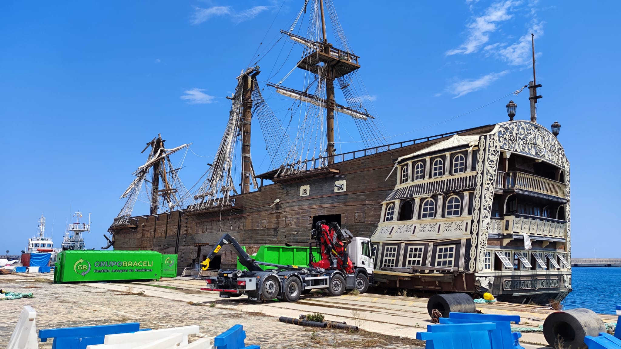 Trabajos en el puerto de Alicante para iniciar el desmantelamiento del Santísima Trinidad