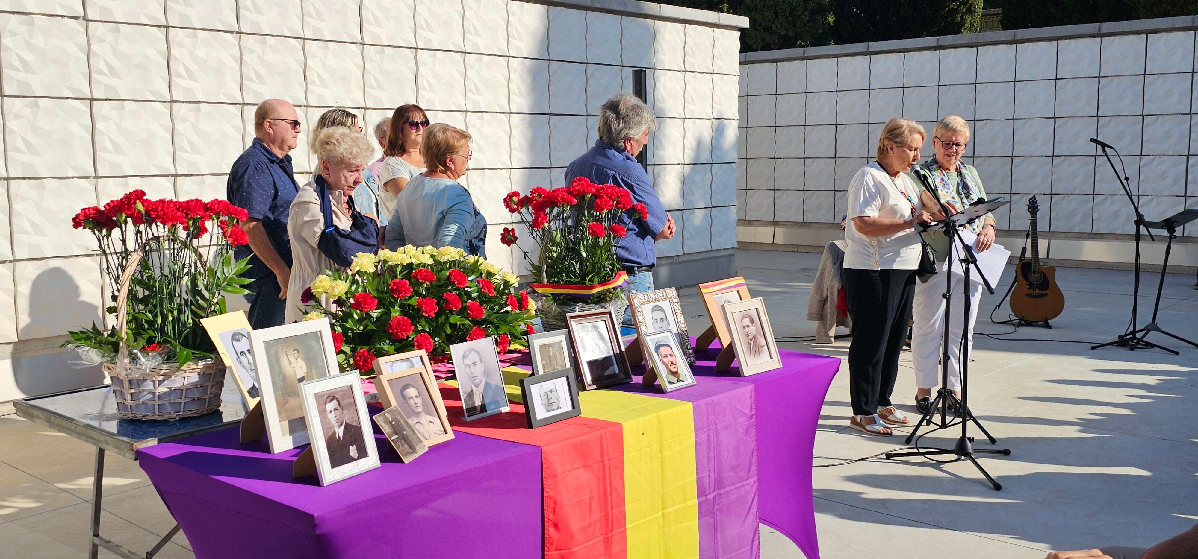 Lectura de noms al cementeri