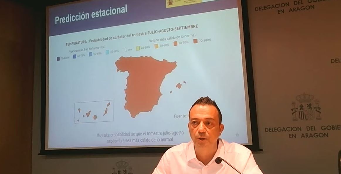 El delegado territorial de AEMET en Aragón, Arcadio Blasco, presentando la predicción estacional del verano