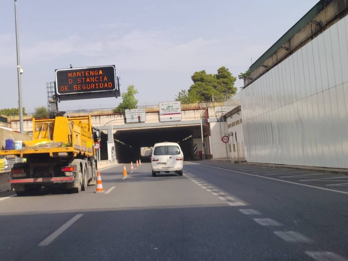 Un herido en el Túnel de Los Omeyas en una colisión por alcance entre un turismo y una máquina barredora de Sadeco