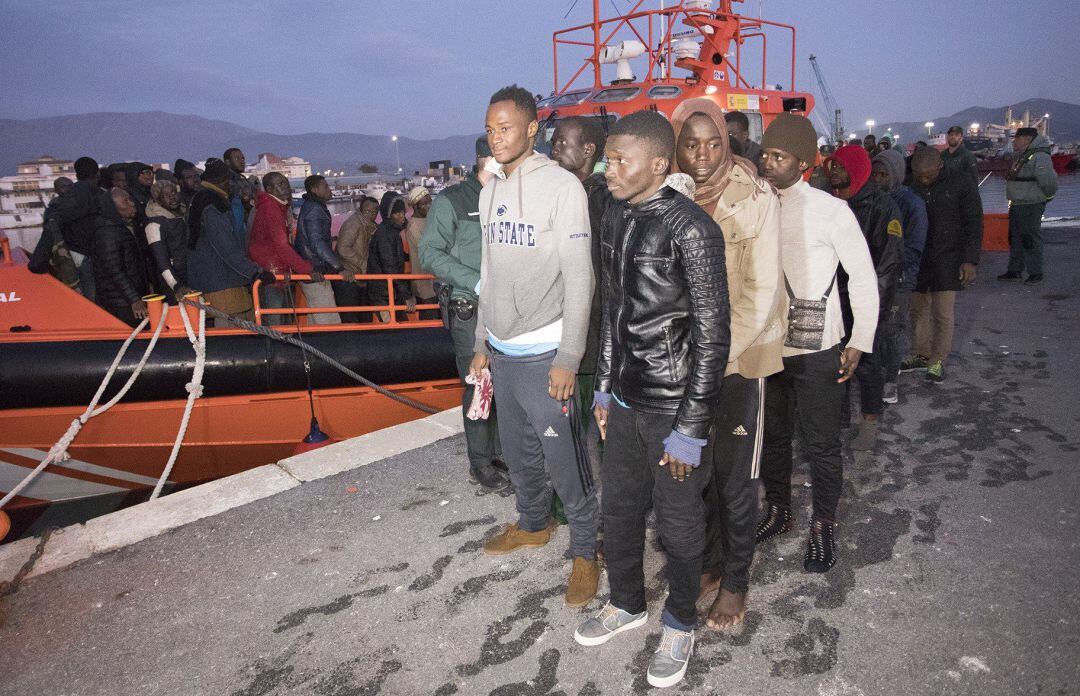 Salvamento Marítimo traslada al Puerto de Motril a inmigrantes rescatados en el mar de Alborán