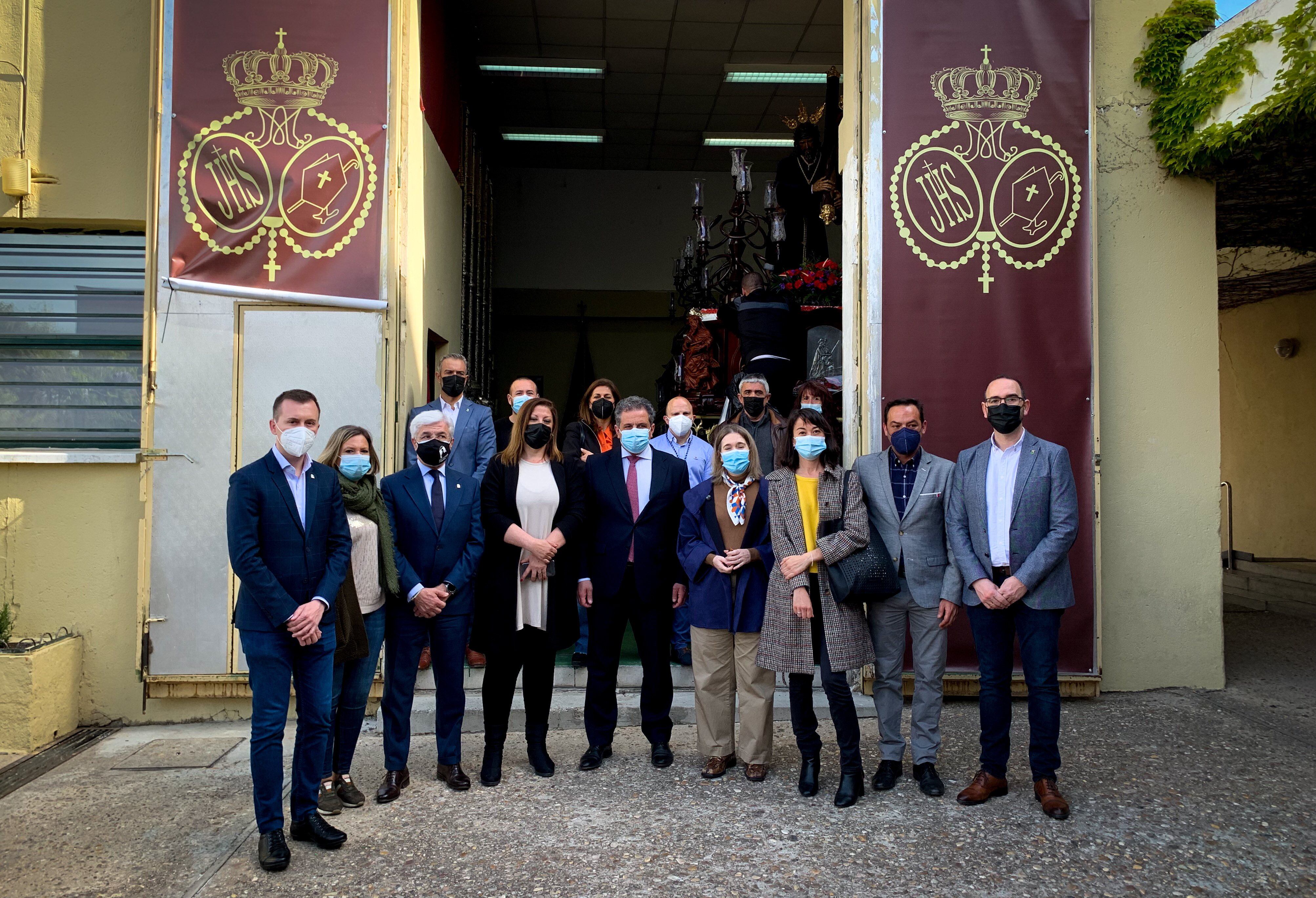 La consejera madrileña de Cultura en una de las hermandades de Parla