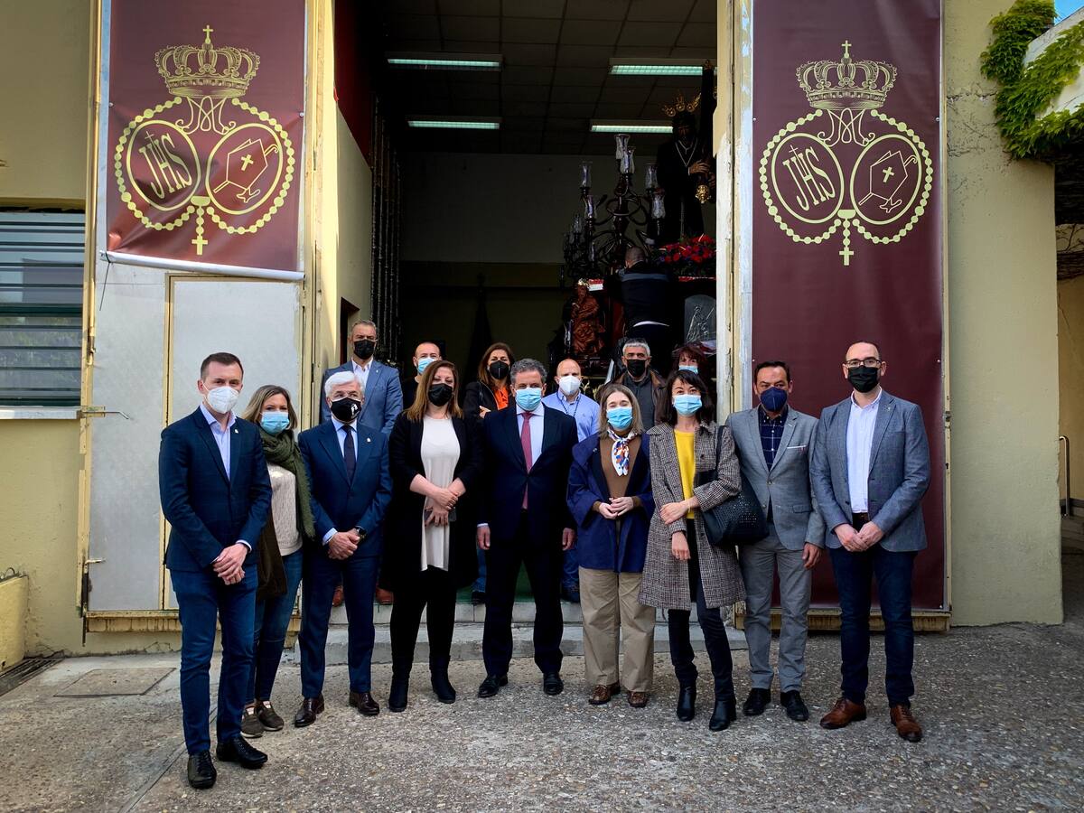 La consejera madrileña de Cultura visita tres hermandades de Parla en plena Semana Santa