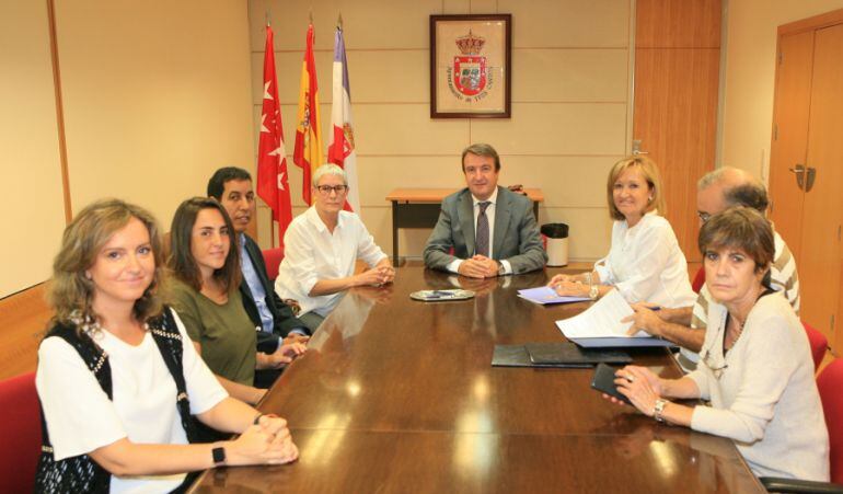 El alcalde, Jesús Moreno (centro), preside la firma del convenio de colaboración para continuar con los proyectos &#039;Vacaciones en Paz&#039; y &#039;Caravana Solidaria&#039;