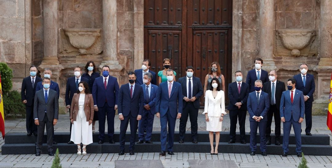 El rey Felipe VI, el presidente del Gobierno, Pedro Sánchez, la presidenta del Senado, Pilar Llop, la jefa del Ejecutivo de la Rioja, Concha Andreu (2i), anfitriona de la conferencia y los presidentes autonómicos posan para la foto de familia a su llegada al monasterio de San Millán de Yuso, en San Millán de la Cogolla, este viernes, para asistir a dla Conferencia de Presidentes. 