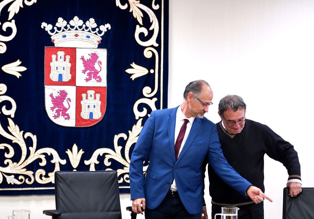 Luis Fuentes con americana azul y a su lado el alcalde de Villalar de los Comuneros Luis Alonso Laguna