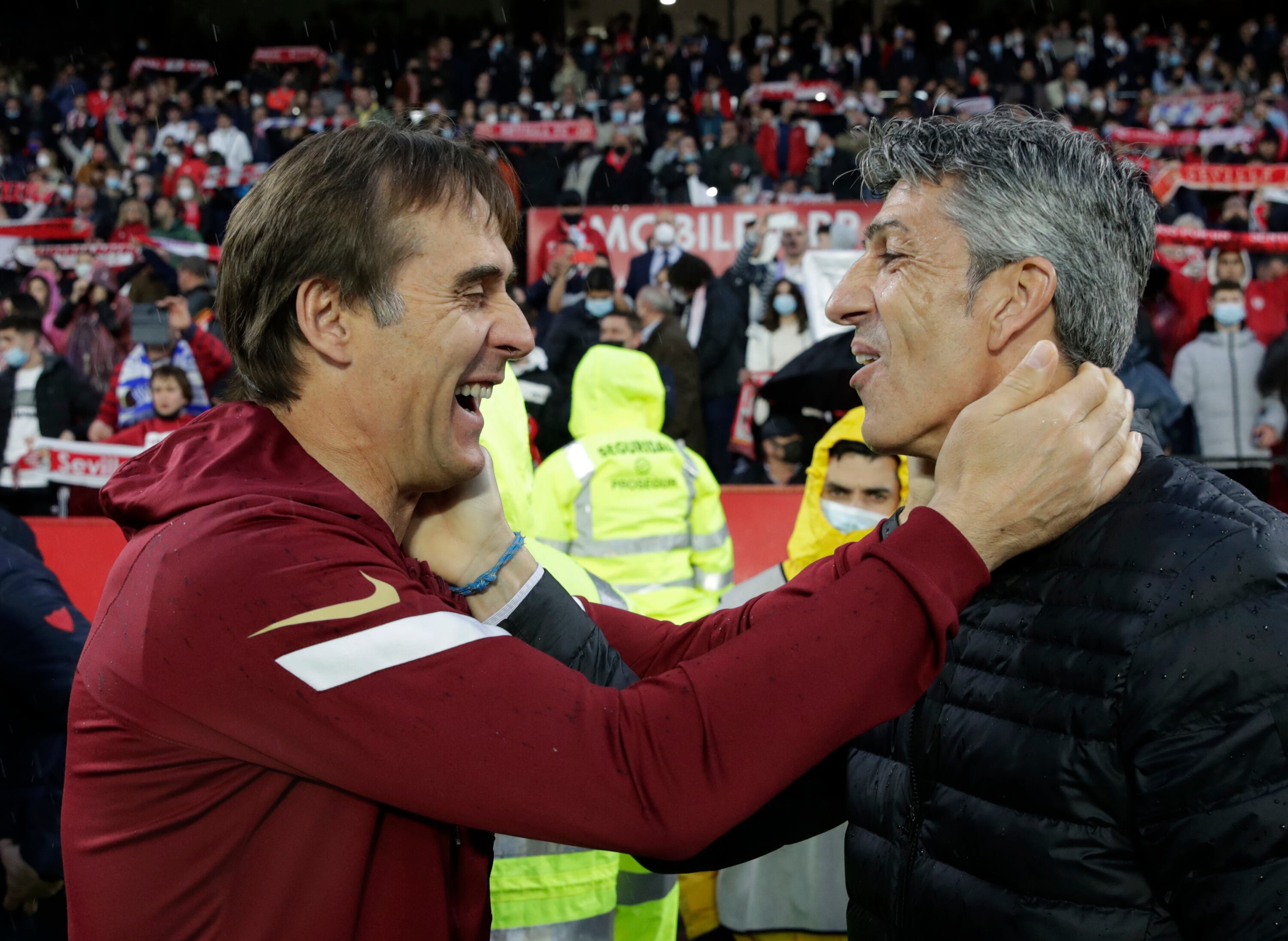 SEVILLA, 20/03/2022.- Los entrenadores del Sevilla, Julen Lopetegui (i), y Imanol Alguacil, de la Real Sociedad, se saludan antes del partido correspondiente a la jornada 29 de LaLiga Santander que estos dos equipos juegan hoy en el estadio Sánchez Pizjuán. EFE/Julio Muñoz
