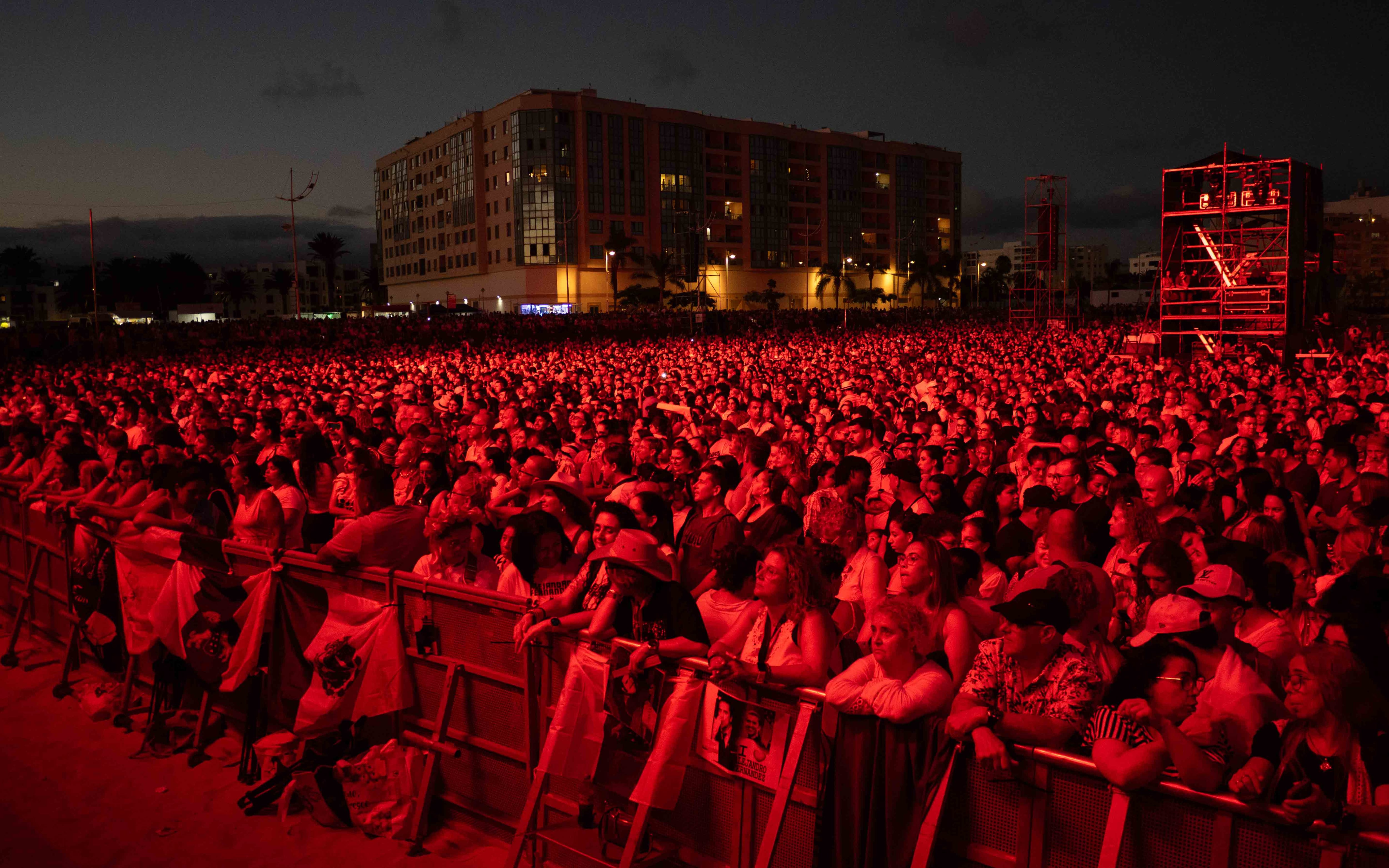 Público asistente al concierto de Alejandro Fernández en las Fiestas de San Ginés de Arrecife.