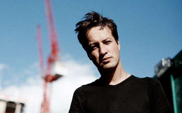 Marlon Williams en una fotografía promocional de su nuevo disco