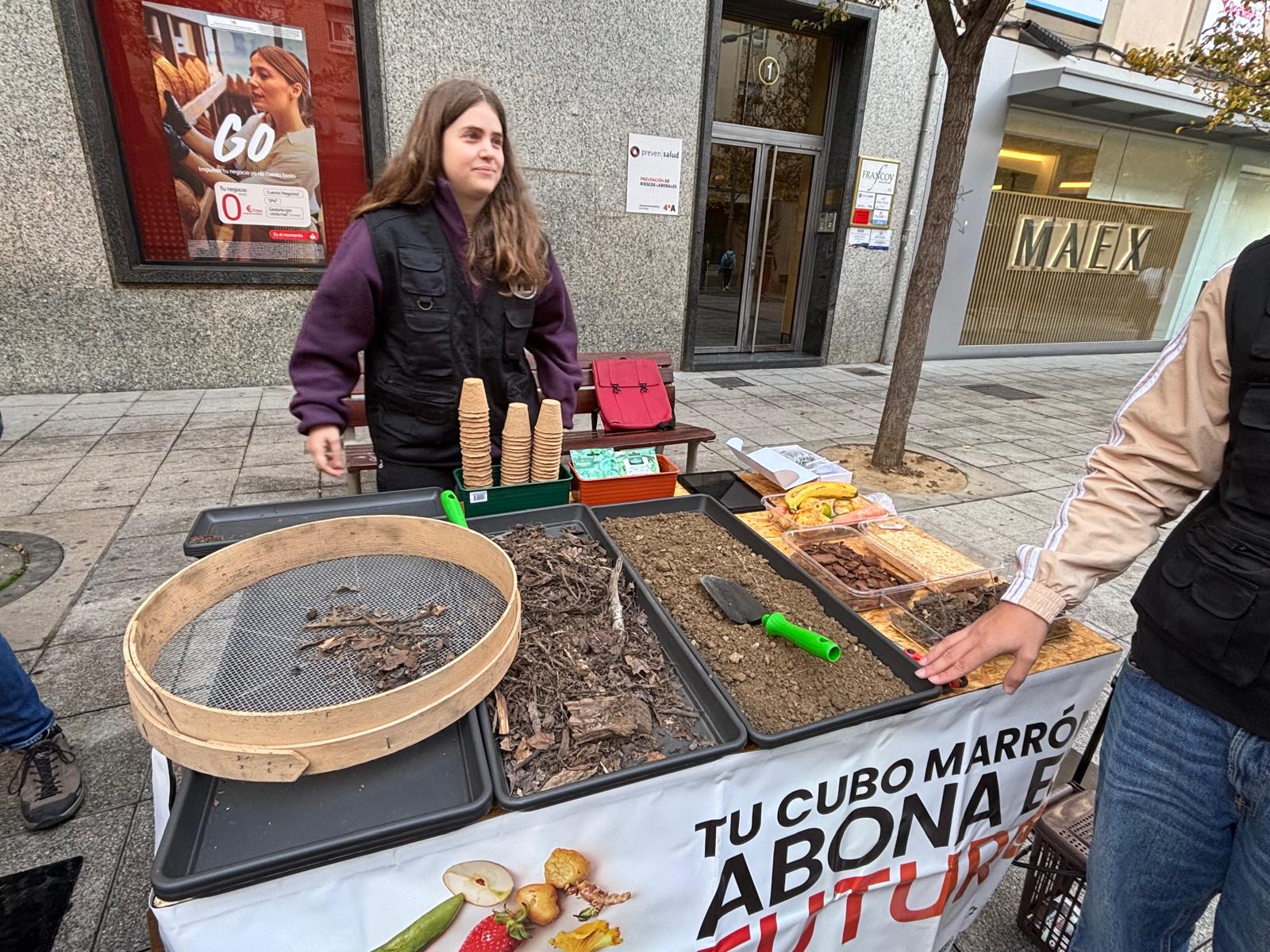 La campaña muestra también cómo se puede abonar con el compost que se hace con los residuos