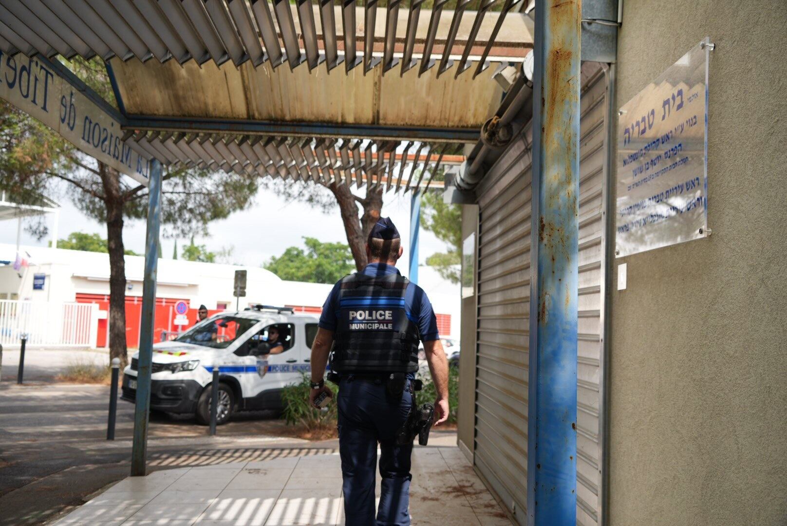 Agentes de Policía están desplegados para proteger sinagogas, centros culturales y colegios judíos, tras el ataque de este sábado contra la sinagoga Beth Yacoov, en la localidad de La Grand Motte.