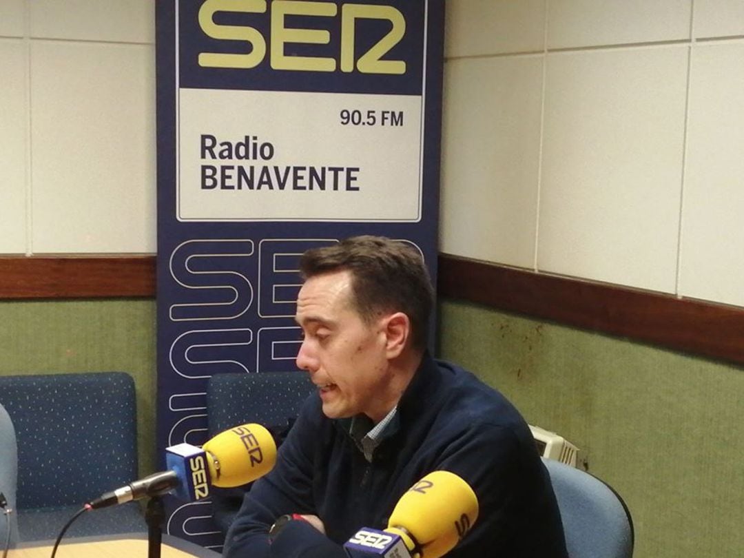 Luciano Huerga en los estudios de Radio Benavente