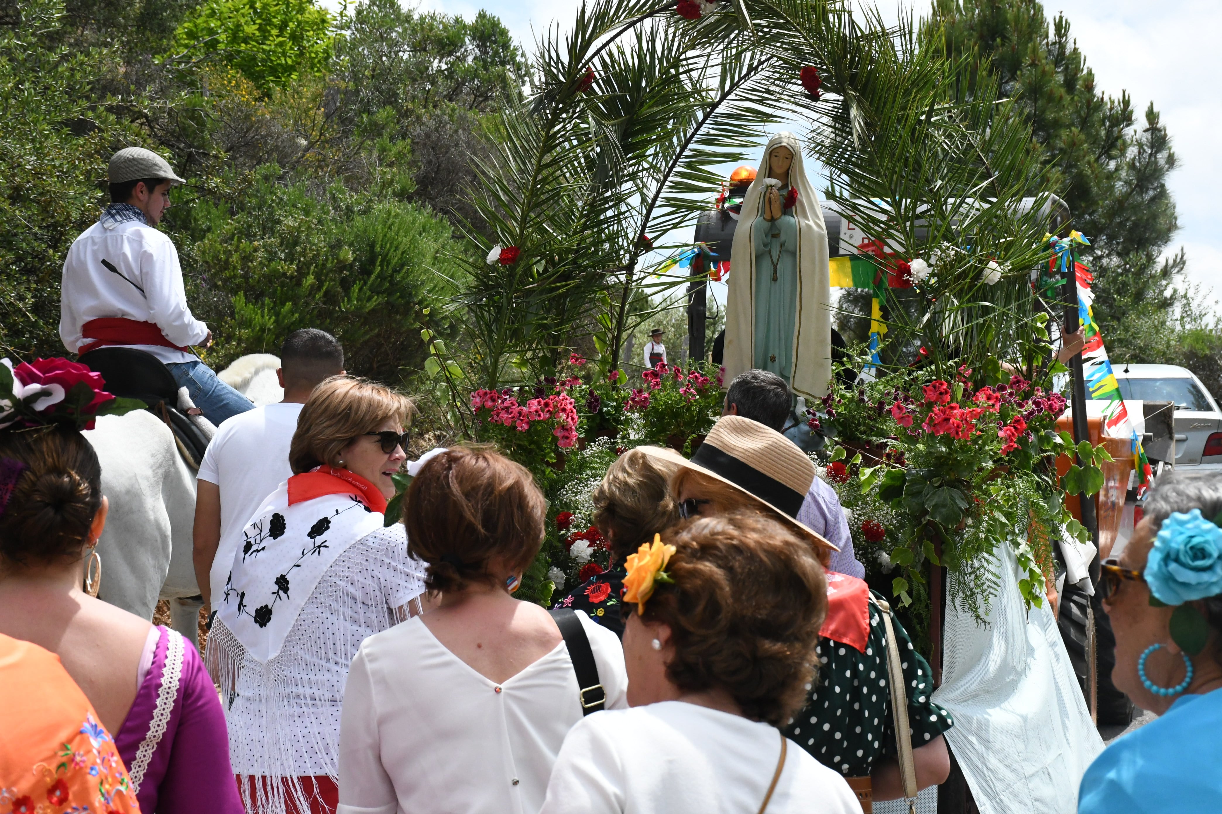 La virgen de Fátima durante su romería el pasado año 2023, arropada por cientos de fieles y devotos