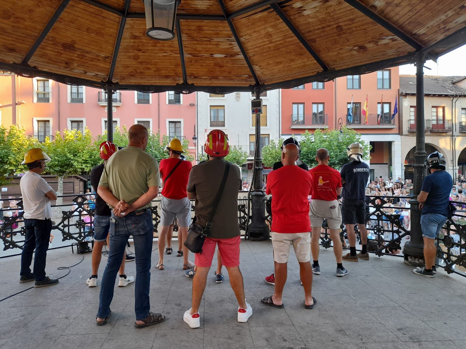 Bomberos participantes en la concentración de protesta durante la lectura del comunicado