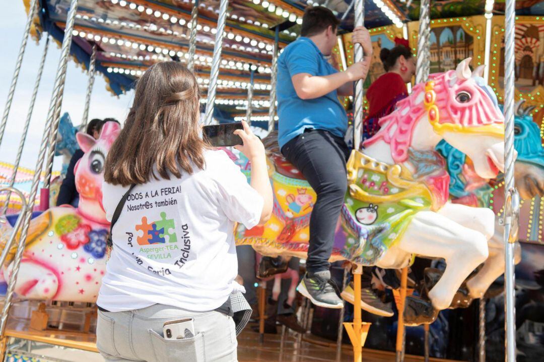 Miembros de la Asociación Sevillana de Síndrome de Asperger y Trastornos del Espectro Autista montan en algunas de las atracciones de la Feria de Abril