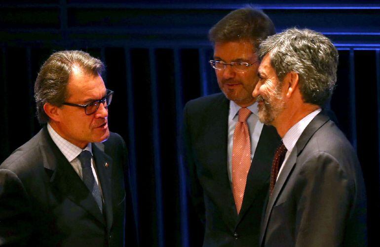 El presidente de la Generalitat, Artur Mas, el ministro de Justicia, Rafael Catalá, y el presidente del Tribunal Supremo, Carlos Lesmes.