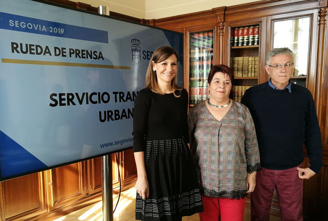 La gerente de Avanza Segovia Alicia Hernández junto a Clara Luquero y Ramón Muñoz Torrero concejal de tráfico y movilidad