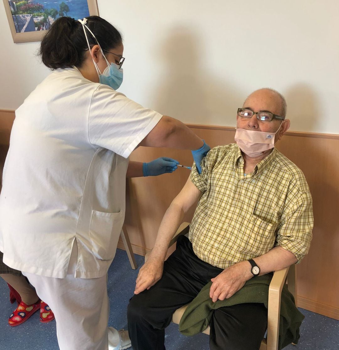 José Moreno recibiendo la vacuna contra el coronavirus