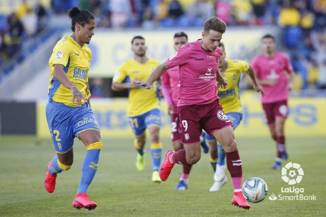 Dani Gómez controla un balón en presencia de Lemos