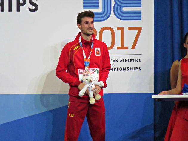 Álvaro de Arriba recoge su medalla de bronce en los 800 metros