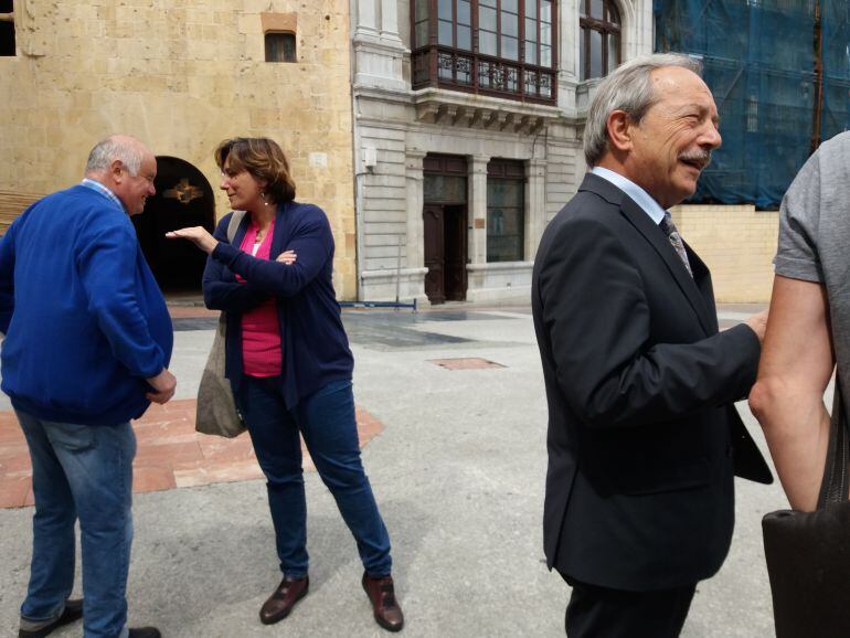 Ana Rivas en segundo plano con Wenceslao López (alcalde) en primer plano