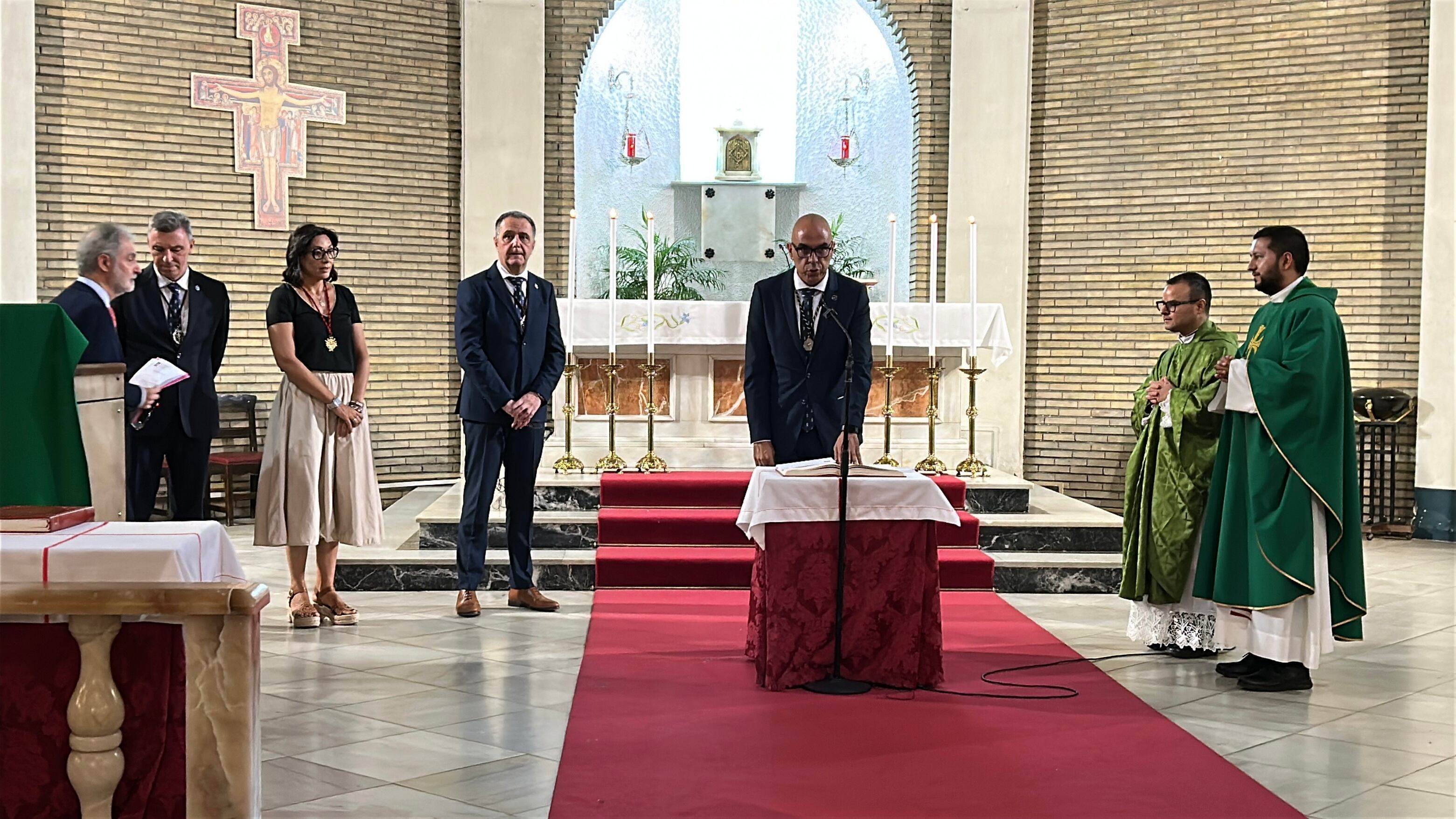 Ceremonia de toma de posesión en la Iglesia de San Francisco de Barbastro.