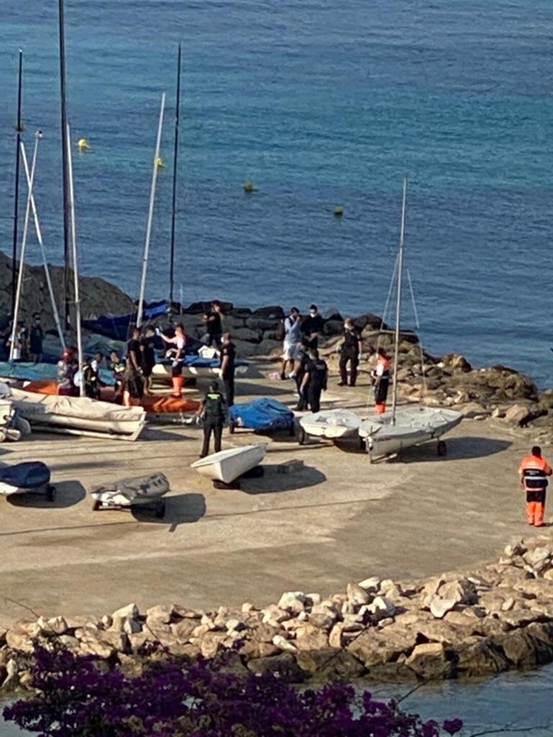 Personal de Cruz Roja ha atendido a los inmigrantes llegados en patera esta mañana a Moraira.